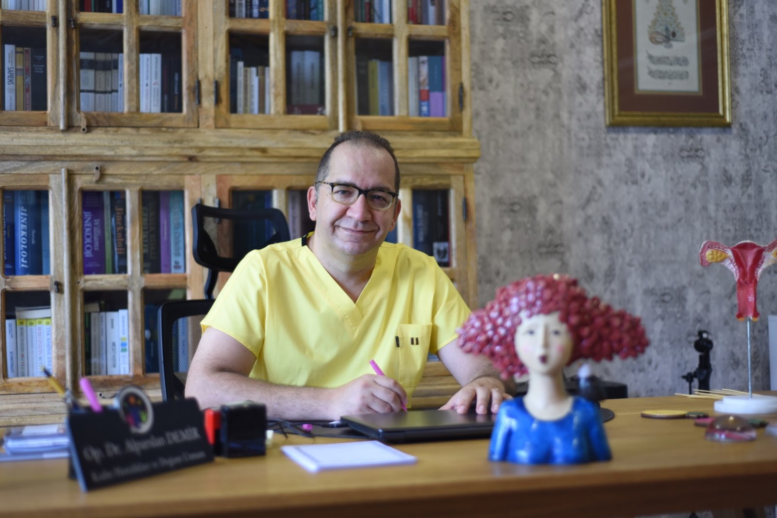 Op. Dr. Alparslan Demir, muayenehanesindeki çalışma masasında