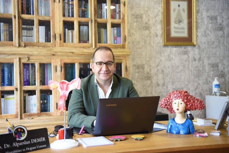 Op. Dr. Alparslan Demir çalışma masasında