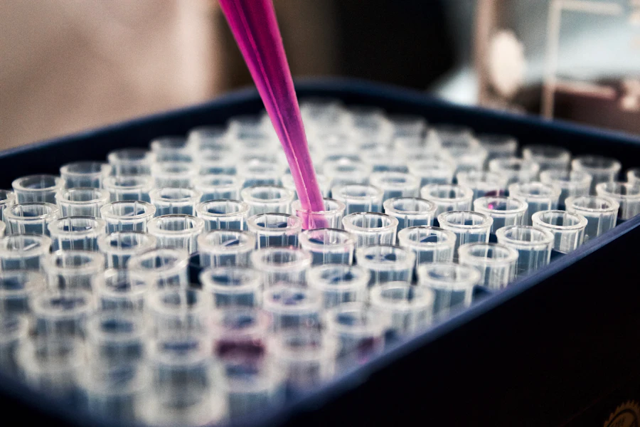 Laboratuvarda örneklerin pipetle analiz plakasına aktarılması