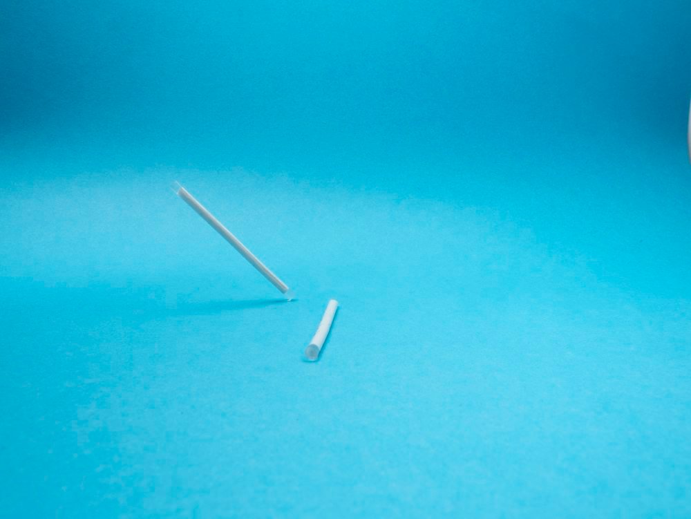 Cilt altına yerleştirilen kontraseptif implant örneğinin gerçek fotoğrafı