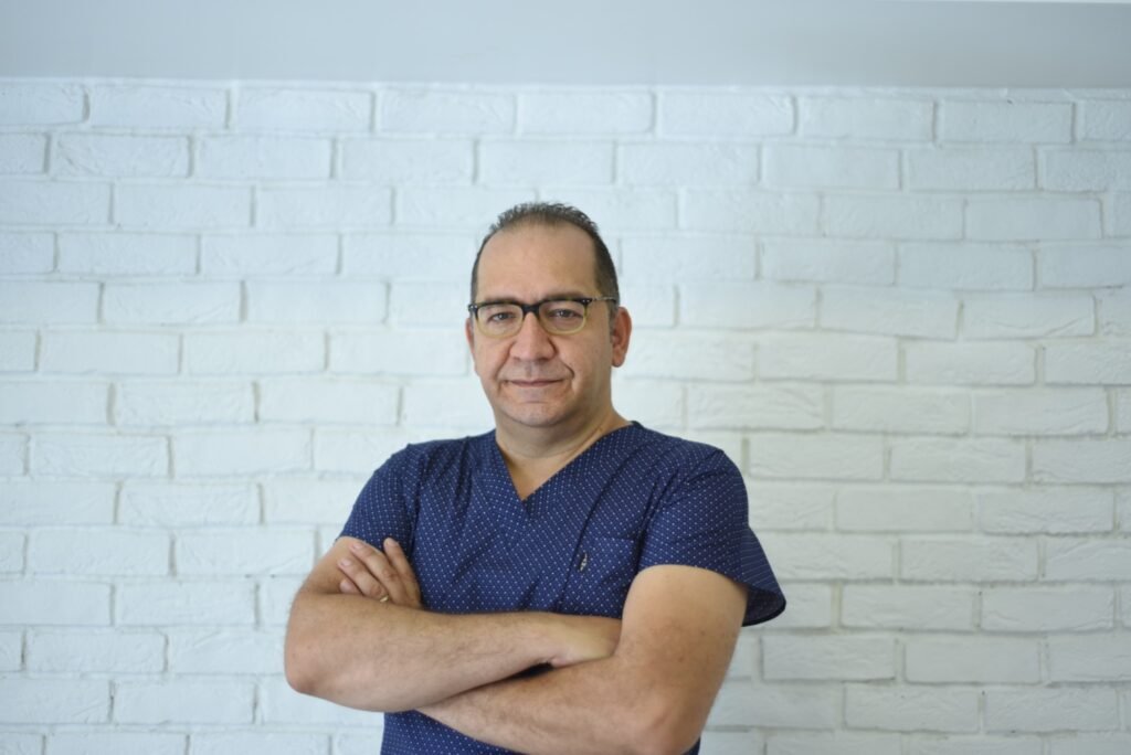 Op. Dr. Alparslan Demir, lacivert formasıyla