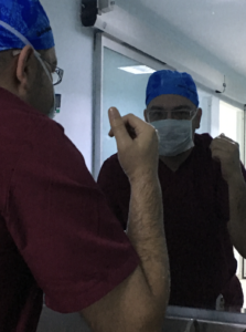 Op. Dr. Alparslan Demir cerrahi kıyafetle hastane ortamında