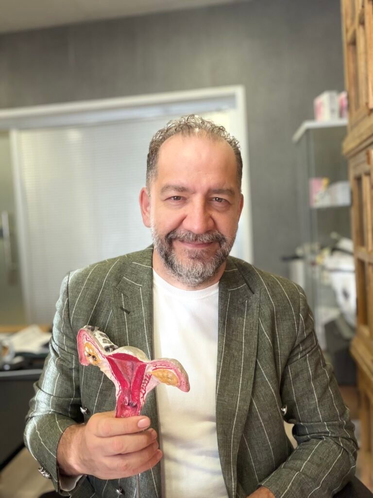 Op. Dr. Alparslan Demir, jinekolojik muayene ve kadın sağlığı danışmanlığını anlatırken rahim modeliyle