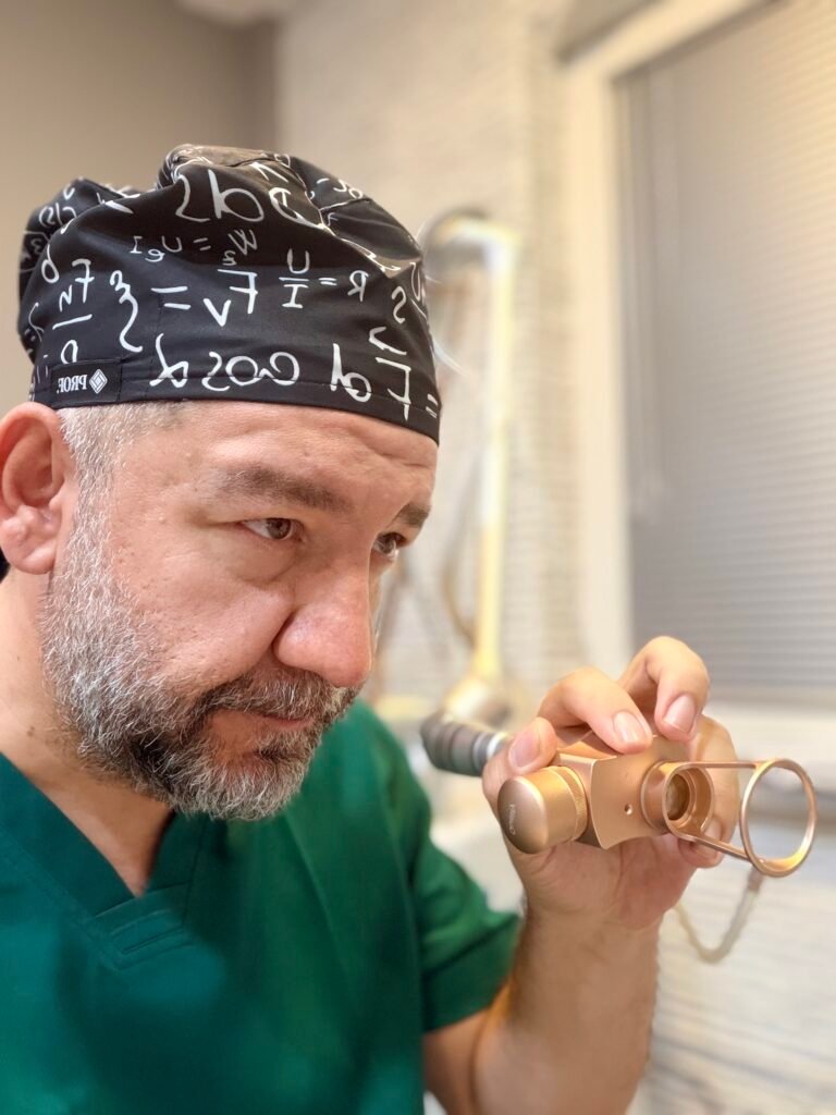 Op. Dr. Alparslan Demir lazer cihazının başlığını tutarken