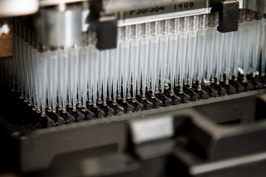 HPV testi değerlendirmesini temsil eden otomatik laboratuvar pipetleri