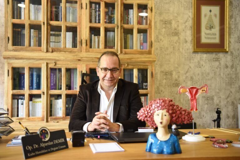 Op. Dr. Alparslan Demir muayenehanesindeki çalışma masasında
