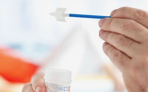 Smear örneği almak için hazırlanan sitoloji fırçası