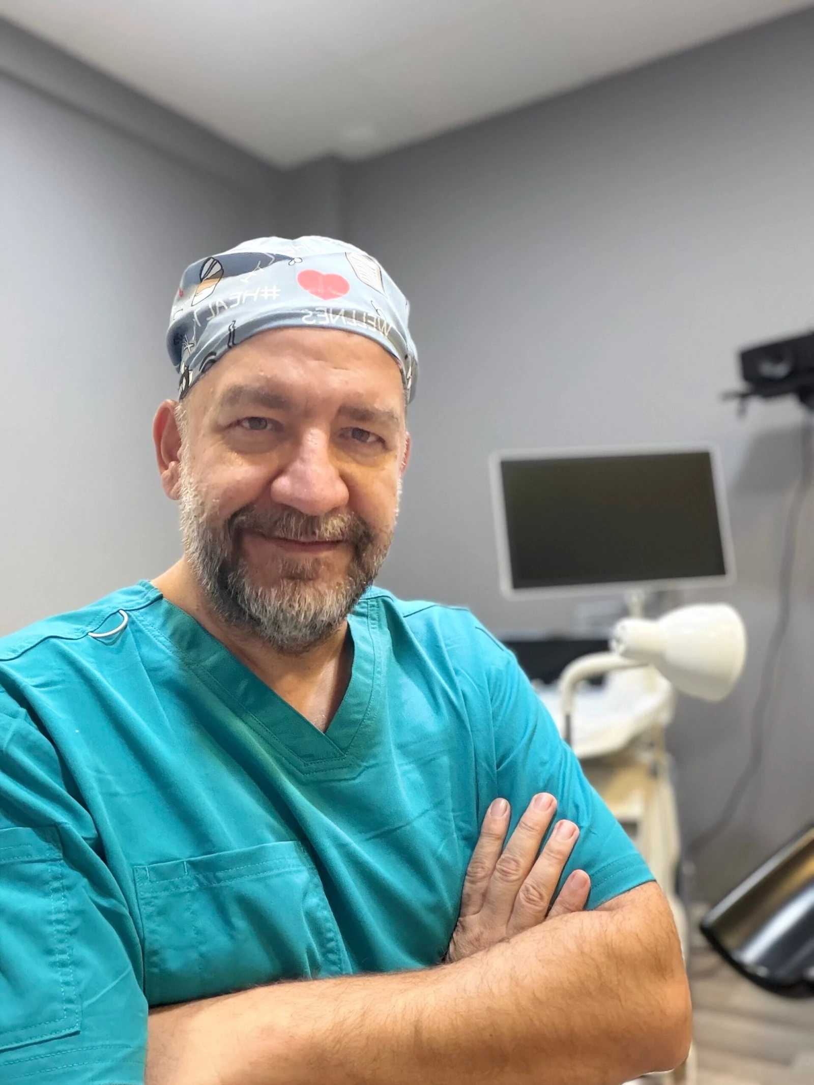 Op. Dr. Alparslan Demir, Şişli muayenehanesinde cerrahi formasıyla