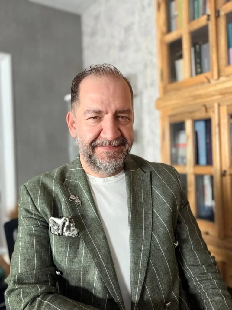 Op. Dr. Alparslan Demir’in muayenehanesinde yeşil ceketli portresi