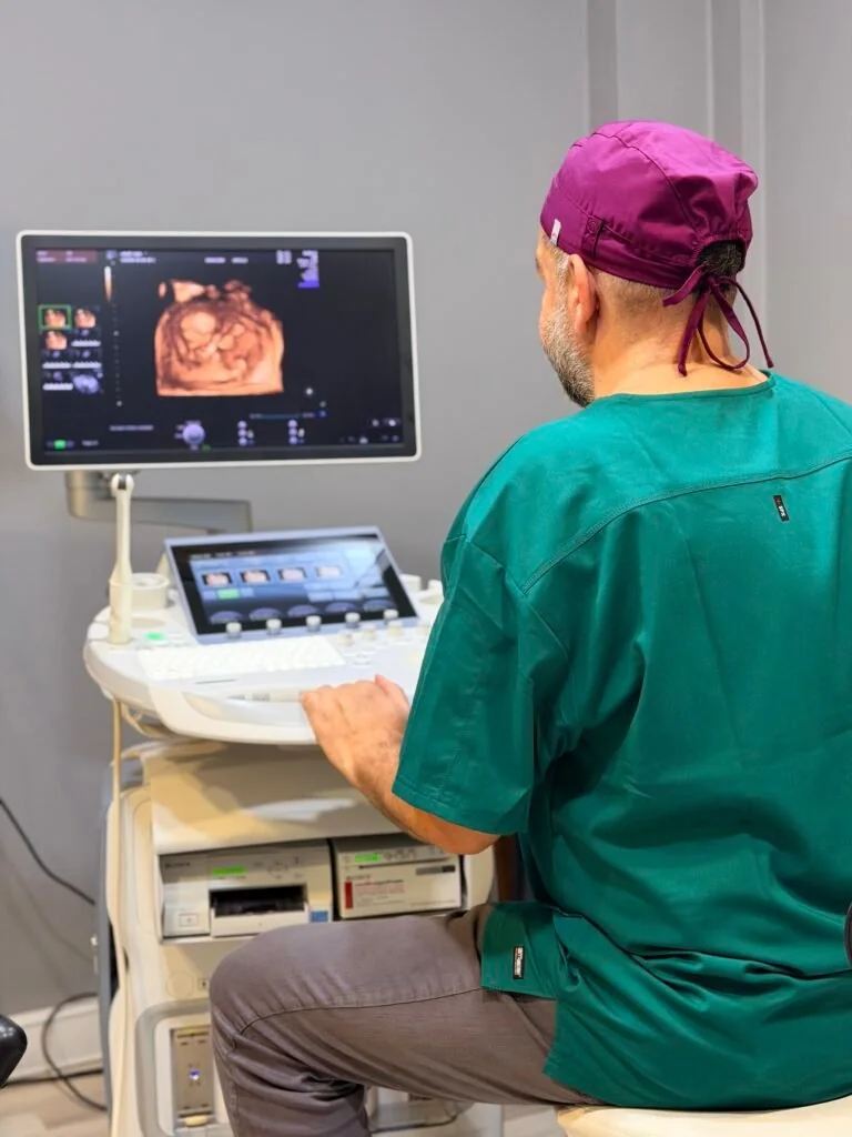 Op. Dr. Alparslan Demir ultrason cihazı başında